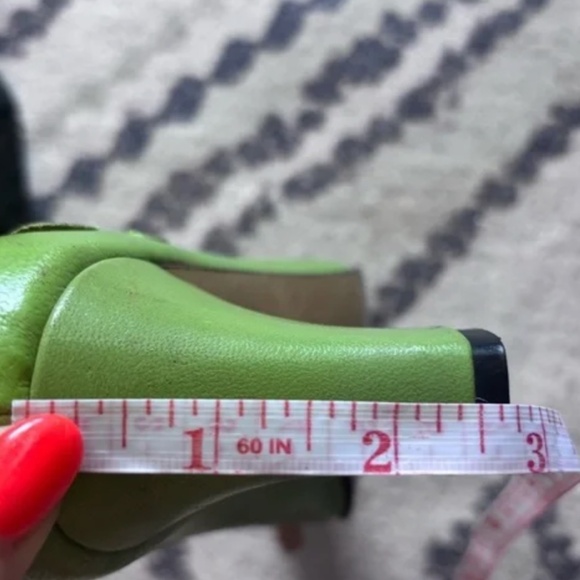 UNREAL real leather green heels with beautiful flower details * accepting offers - Picture 2 of 7